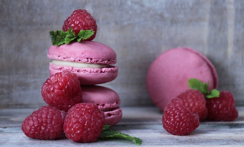 macarons, raspberries, pastries-2548827.jpg